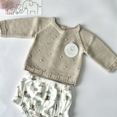 Roupa de bebé com camisola bege e tapa-fraldas branco com estampado animal