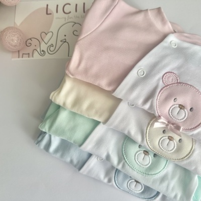 Conjunto de bodies de bebé coloridos com ursinhos bordados