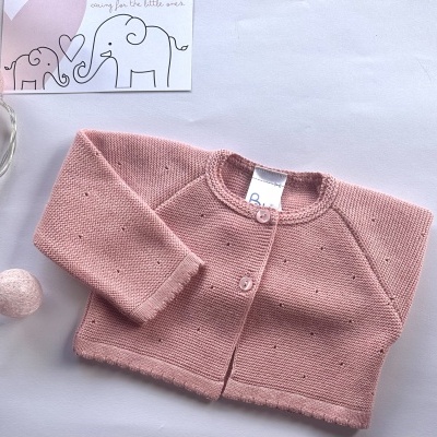 Casaco de malha rosa bebê com botões e ilustração de elefantes num cartão