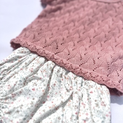 Vestido bebé rosa malha superior e saia branca com flores pequenas