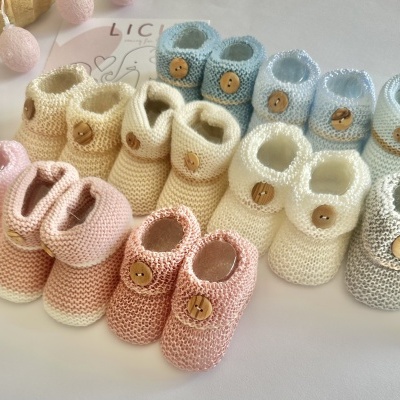 Sapatinhos de bebé em croché de várias cores com botões de madeira