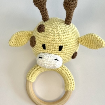 Chocalho de bebé em forma de girafa com croché amarelo e castanho e argola de madeira