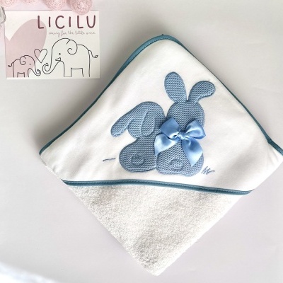 Toalha de bebé branca com bordado azul de coelhos e fita de cetim