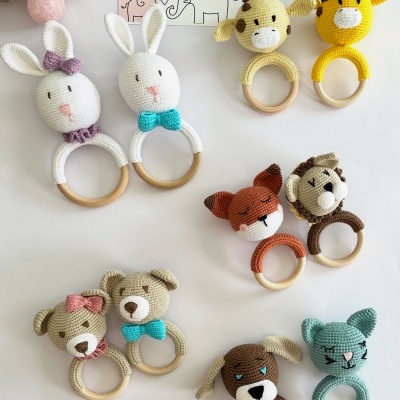 Anéis de brincar em croché com cabeças de animais coloridos e argolas de madeira
