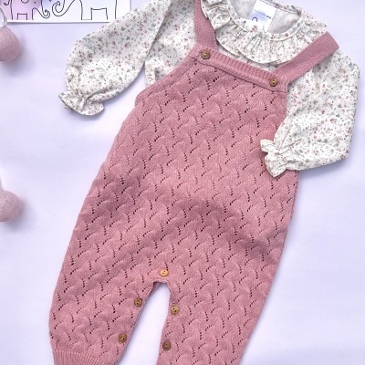 Conjunto infantil com camisola floral e jardineiras cor-de-rosa em malha.