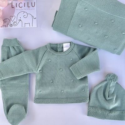 Conjunto de roupa de malha verde claro para bebé com camisola, calças, gorro e manta, e cartão LÍCILU