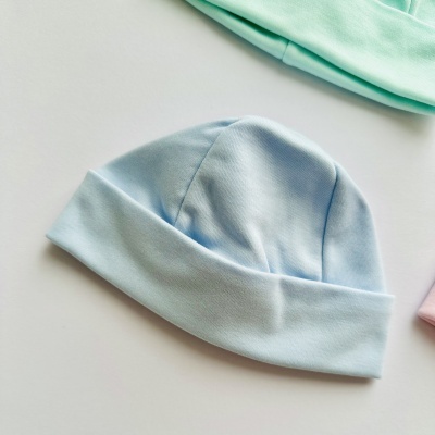 Gorro azul claro para criança com dobra na base