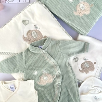 Conjunto roupa bebé verde com elefante e manta branca bordada