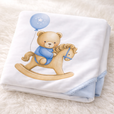 Manta branca com estampa de ursinho em cavalinho de madeira e acabamento bordado azul