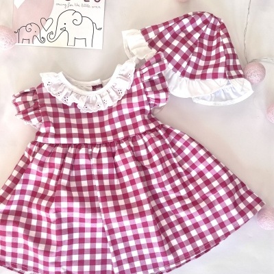 Vestido e chapéu de bebé xadrez rosa e branco com gola de renda branca