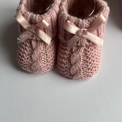 Sapatinhos de bebé de malha rosa com laço de cetim