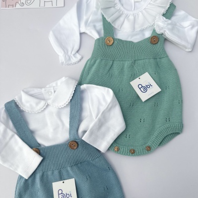 Dois fatos de bebé de malha azul e verde com camisa branca e etiquetas da marca