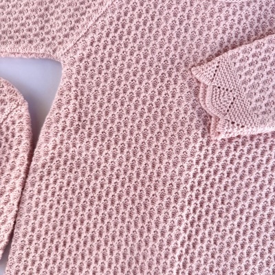 Vestido de malha rosa com padrão texturizado e gola redonda