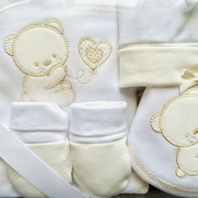 Conjunto de roupa de bebé branca com ursinho bordado e acessórios