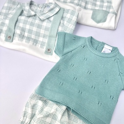Conjunto de roupa de bebé verde e branco com camisa xadrez, calças e jersey de malha.