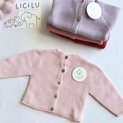 Casacos de malha para bebés em diferentes cores com botões e etiquetas da marca LILILU