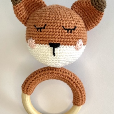 Mordedor de madeira com cabeça de raposa em crochet castanho, branco e rosa