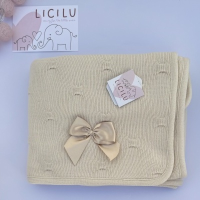 Manta de malha bege clara com laço satinada da marca LICILU