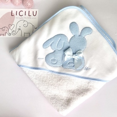 Manta de bebé branca com bordado de coelhos azuis e fita azul