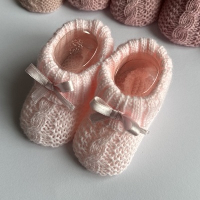 Chinelos de bebé em malha rosa com laços de fita