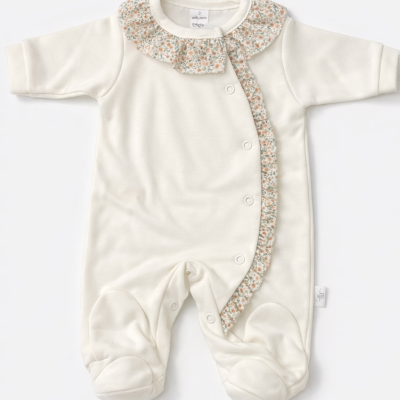 Macacão de bebé creme com gola floral e botões de pressão.