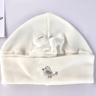 Gorro branco de bebé com bordado de passarinho cinza e verde