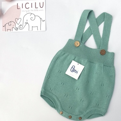 Macacão de bebé em malha verde-água com botões de madeira e etiqueta