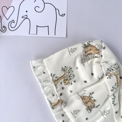 Fralda branca com estampa de ursos em árvores e cartão com elefante e texto Lichtu