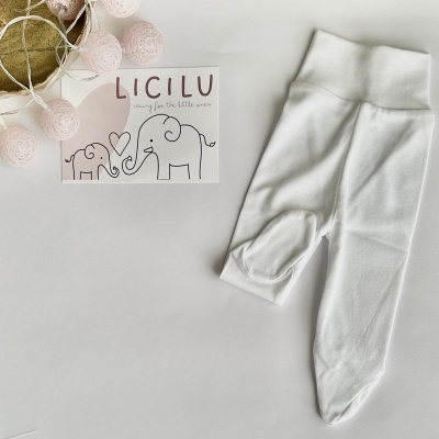 Calças de bebé brancas com pés fechados ao lado de cartão com desenho de elefantes e texto LICIALU