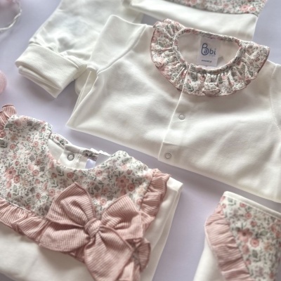 Conjunto de roupa de bebé em algodão cru com detalhes florais em rosa e cinza
