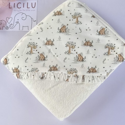 Toalha de banho de bebé branca com capuz estampado de coelhos e árvores e folho na borda