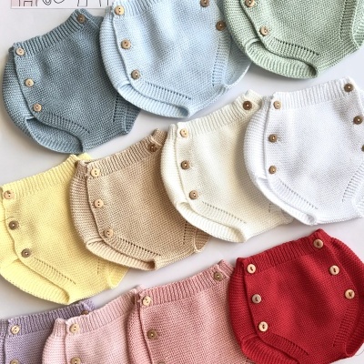 Calções de malha bebé em várias cores com botões de madeira