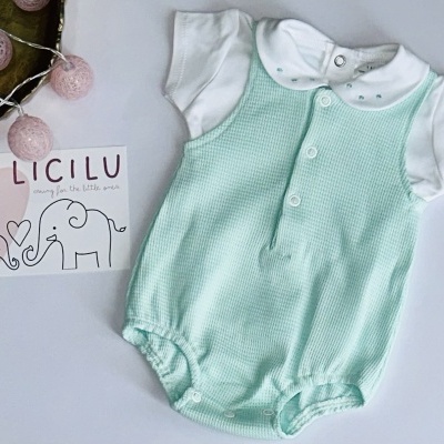 Body bebé branco com exterior verde água e cartão com elefantes e luzes decorativas