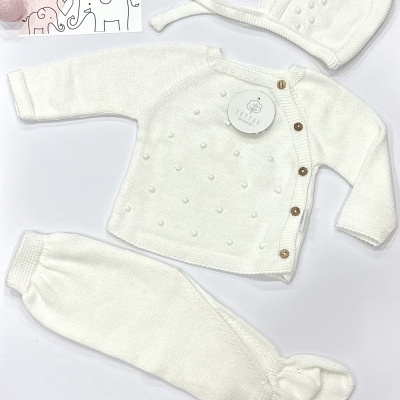 Conjunto de bebé em malha branca com camisola, calças com pés e touca