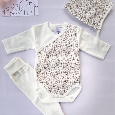 Conjunto de bebé creme com padrão floral castanho e bege, incluindo body, calça e touca