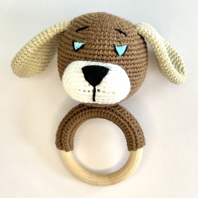 Brinquedo de cavalo de croché castanho com anel de madeira.