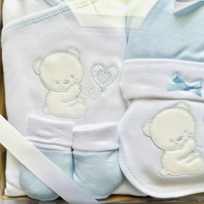Conjunto de roupa para bebé azul claro e branco com ursinho bordado numa caixa