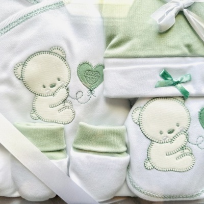 Conjunto de roupa de bebé com urso bordado em verde e branco