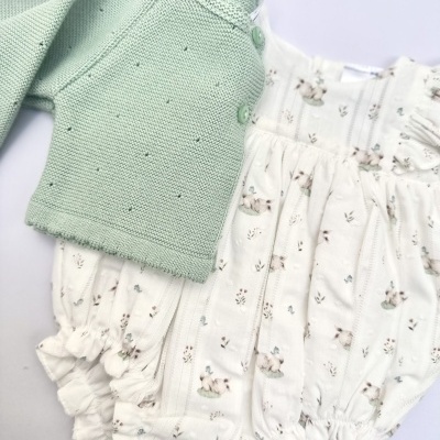 Conjunto infantil cardigan verde malha e body branco com padrão coelhinho
