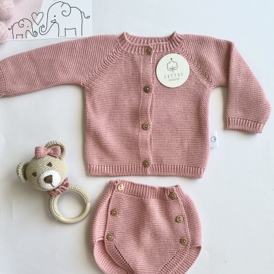 Conjunto rosa de malha para bebé com ursinho de croché e cartão explicativo