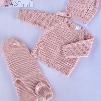 Conjunto de roupa de bebé rosa em malha texturizada com camisola, calças e chapéu