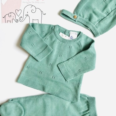 Conjunto de roupa para bebé em malha verde água com camisola, calças, capuz e cartão com elefantes.