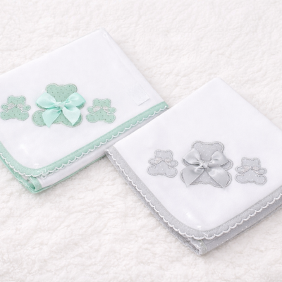 Panos de algodão brancos com bordas verdes e cinzentas e ursinhos aplicados