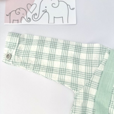 Manga de camisa de bebé xadrez verde e branco com cartão decorativo de elefantes