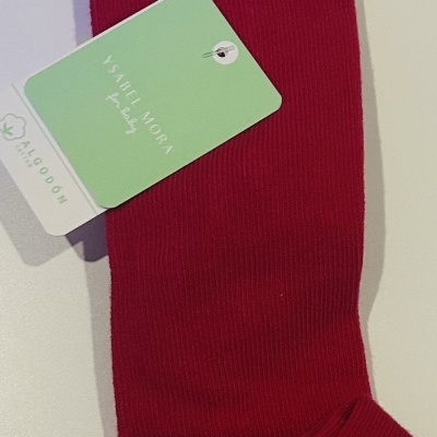 Par de meias vermelhas dobradas com etiquetas verdes e brancas