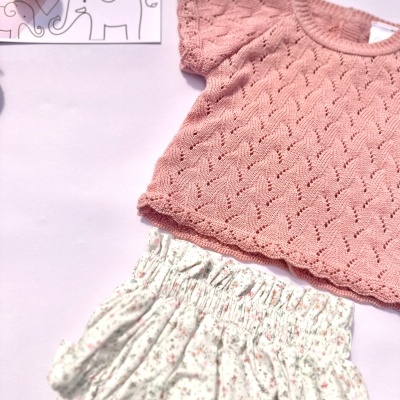 Conjunto infantil camisola rosa malha e calções florais
