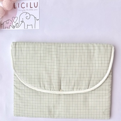 Bolsa ou estojo xadrez verde e branco com botão de pressão e cartão LICILU com elefantes