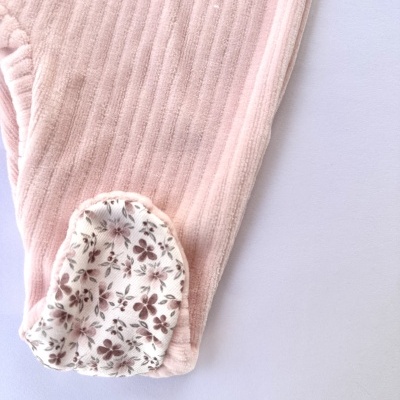 Peça de roupa rosa com remendo floral castanho