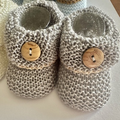 Sapatinhos de bebé em malha cinza com botão de madeira