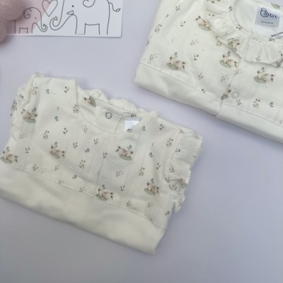 Conjuntos de roupa de bebé branca com estampado de ursos e flores e gola frisada